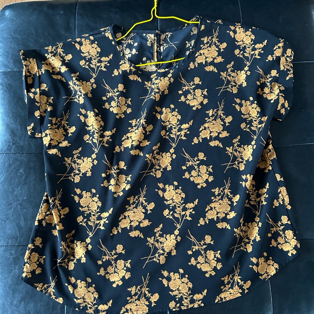 SHEIN Black Floral Short-Sleeve Top with Gold Print